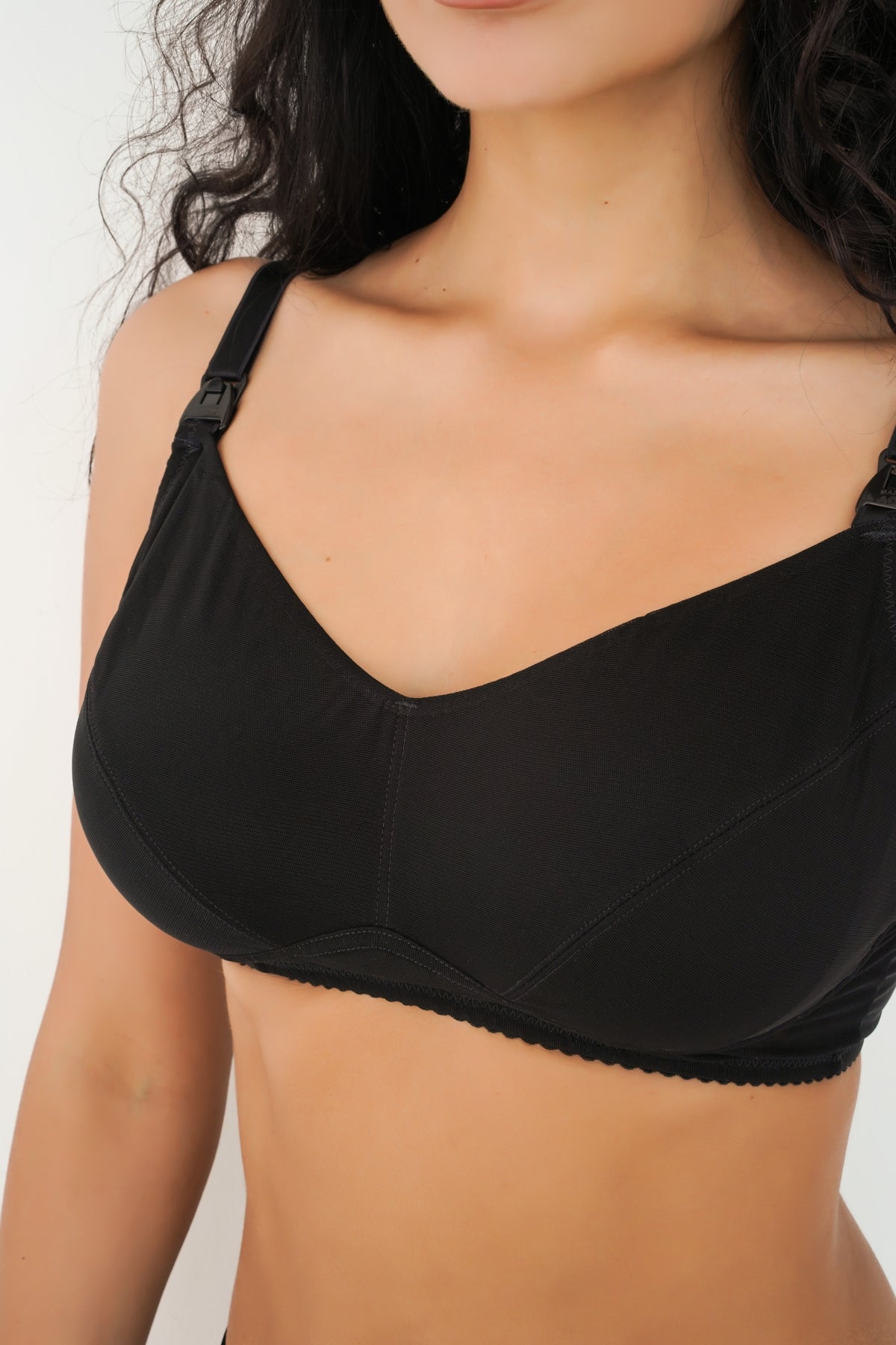 Dettaglio reggiseno allattamento Simple&Basic nero, gancio clip apertura rapida su bretella, tessuto morbido senza ferretto