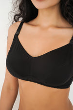 Dettaglio reggiseno allattamento Simple&Basic nero, gancio clip apertura rapida su bretella, tessuto morbido senza ferretto