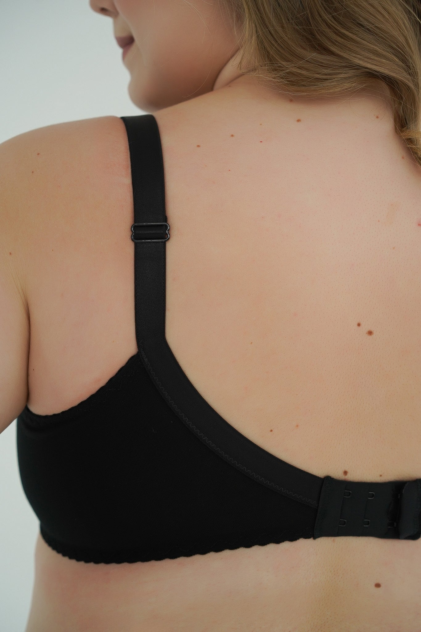 Vista posteriore reggiseno allattamento Maxi Carry nero curvy cinghia larga regolabile e chiusura multipla