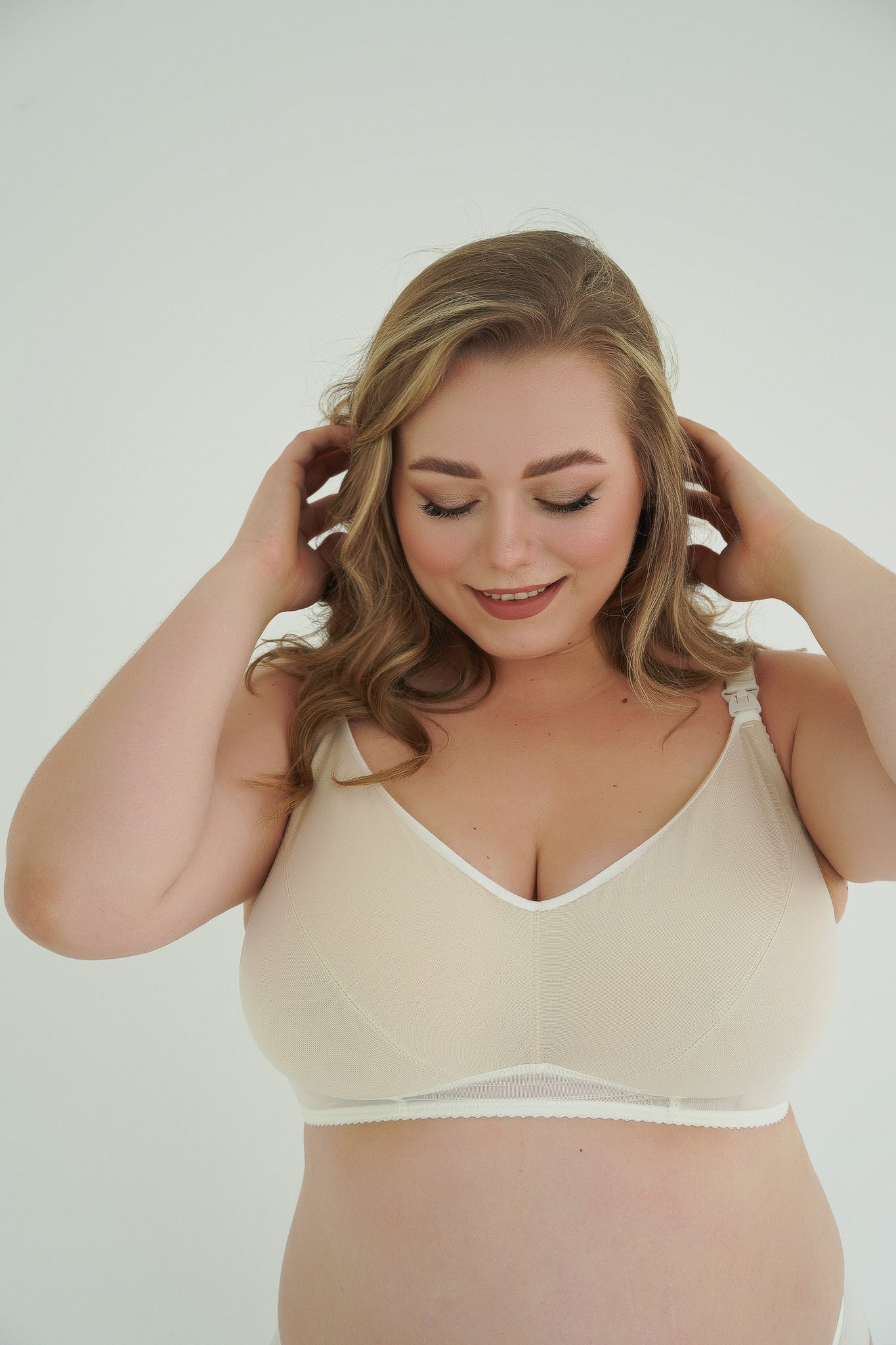 Reggiseno allattamento Silky Beauty panna taglie forti, tessuto satinato morbido, senza ferretto, scollatura a V