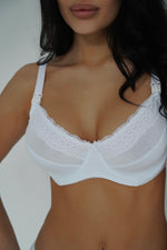 Dettaglio coppa reggiseno allattamento Maxi Carry bianco con pizzo ricamato e cinghia regolabile