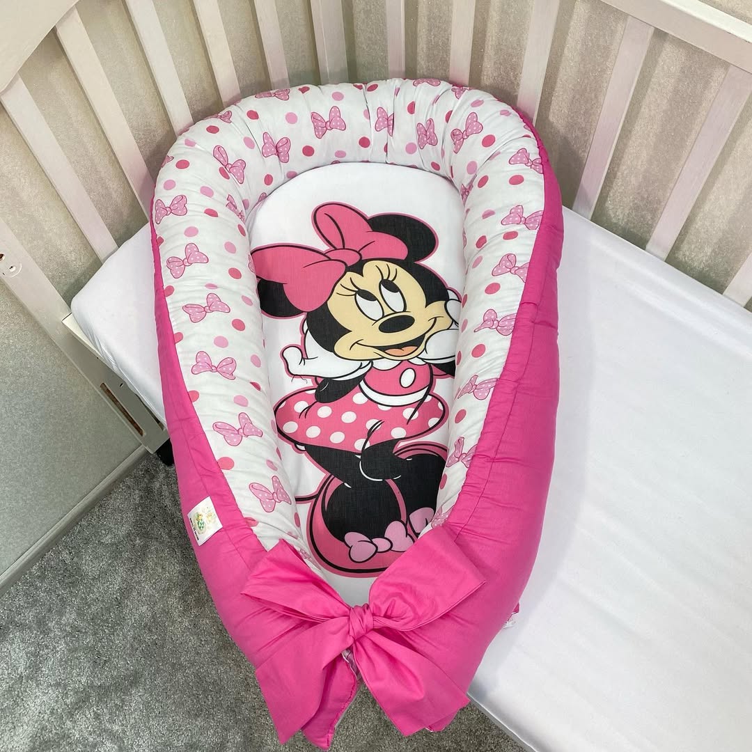 Riduttore nido neonata Minnie Disney rosa ciclamino, baby nest a pois e fiocchi per lettino bimba.