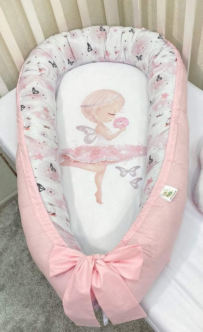 Baby nest neonata rosa cipria con stampa fata ballerina con ali e farfalle argentate, bordo fiorato e fiocco rosa