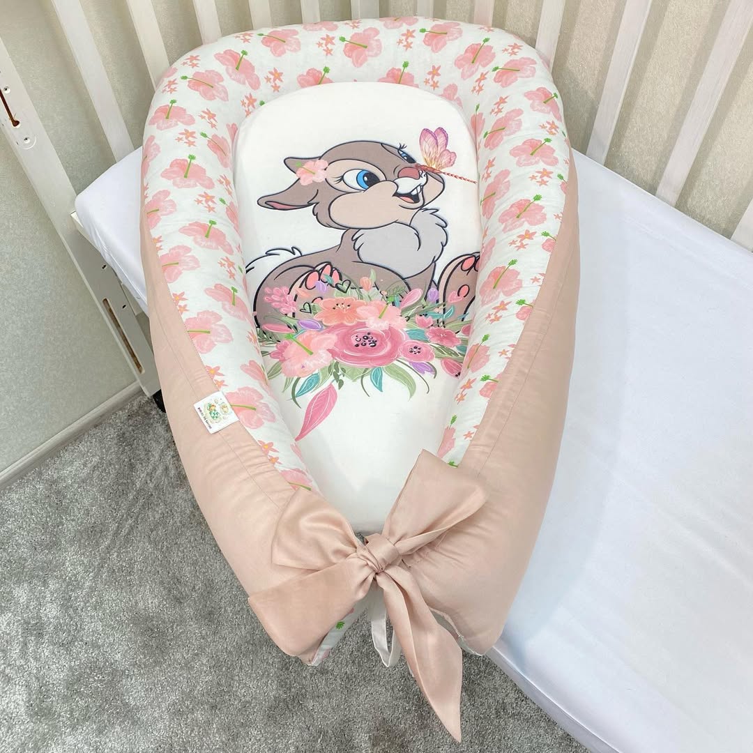 Riduttore nido neonata Tamburino Disney rosa e bianco, baby nest con fiori per lettino bimba.