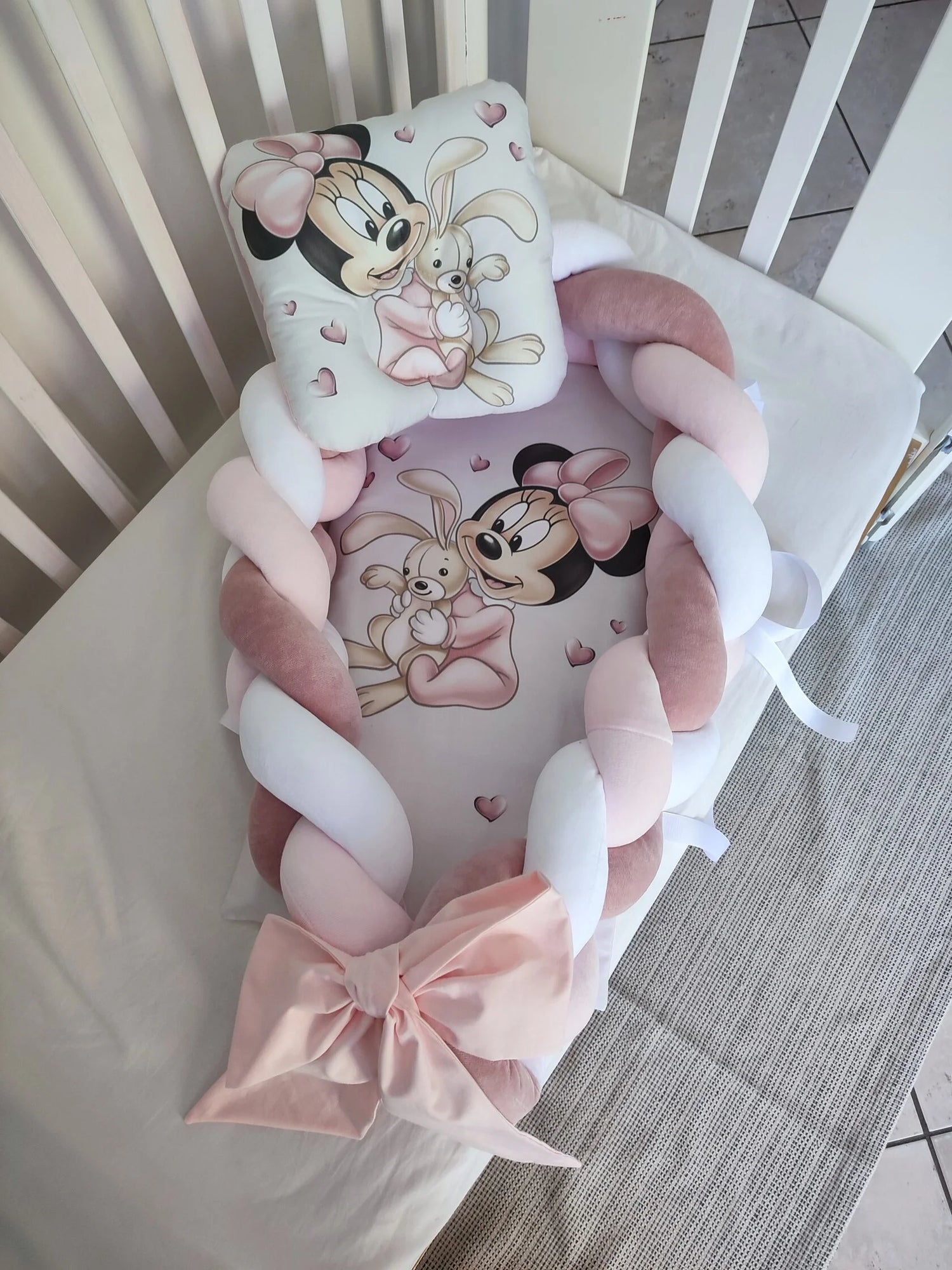 Riduttore nido neonata con treccia paracolpi removibile fantasia topolina rosa e bianco per lettino con cuscino 