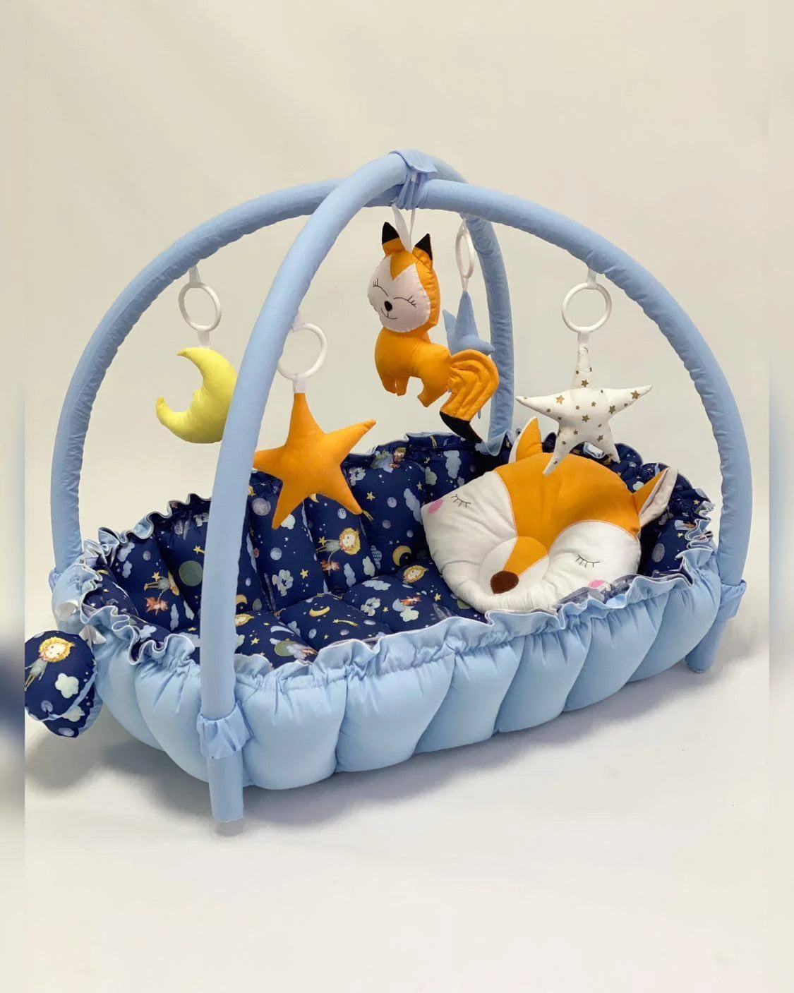 Riduttore nido neonato 3 in 1 azzurro, doppia barra palestrina 5 giochi sonori volpe e stelle, materassino estraibile, fatto a mano 