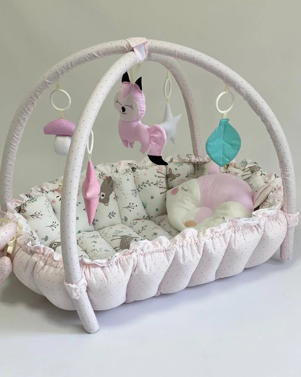 Riduttore nido neonato 3 in 1 rosa panna, doppia barra palestrina 5 giochi sonori cerbiatto e materassino estraibile