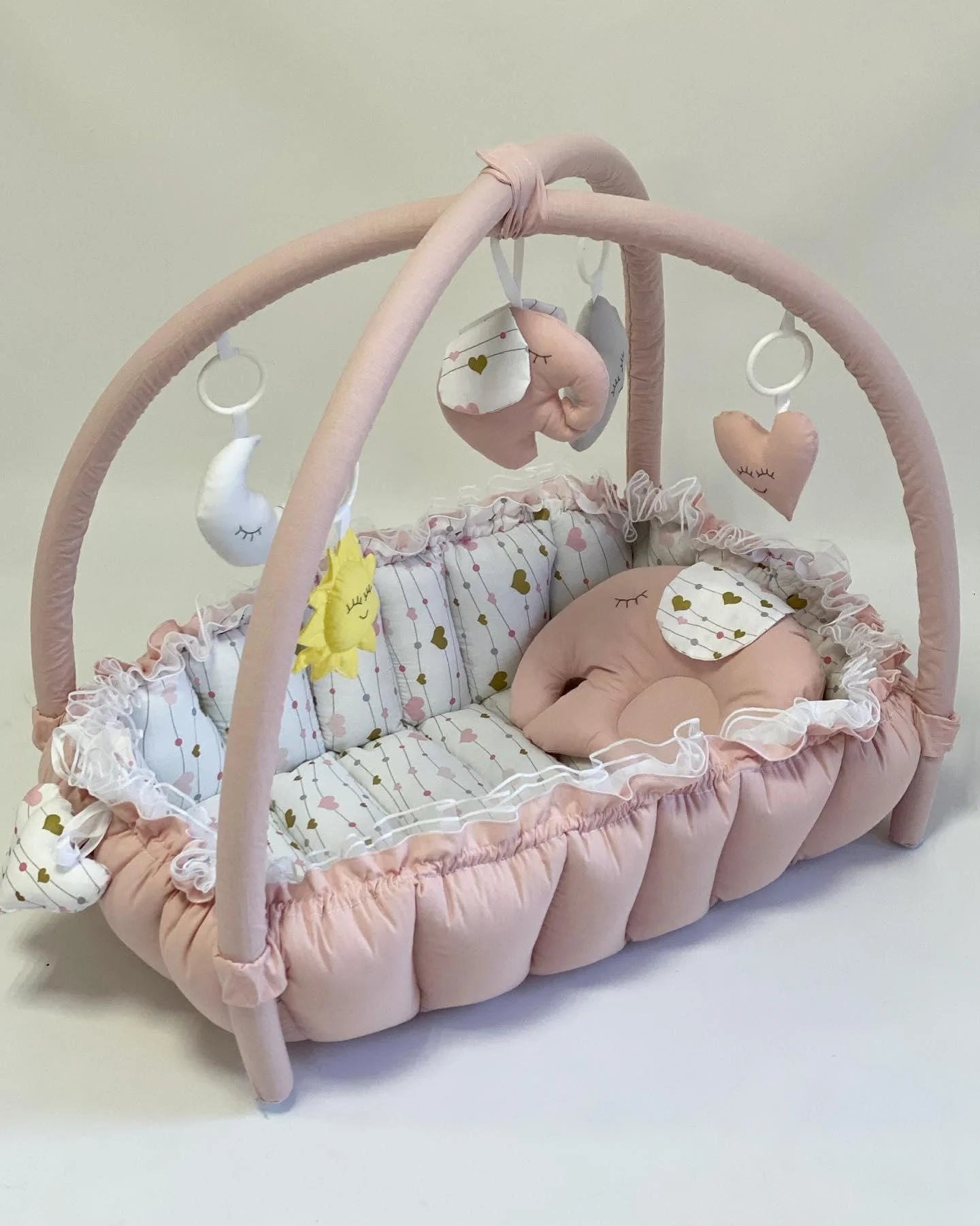 Riduttore nido neonato 3 in 1 in cotone rosa antico con doppia barra palestrina e 5 giochi sonori removibili fantasia cuori, materassino estraibile fatto a mano