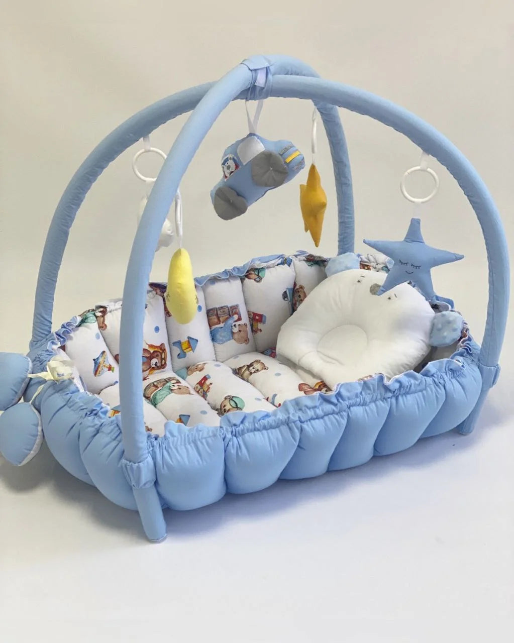 Riduttore Nido neonato 3 in 1 azzurro con palestrina, doppia barra giochi sonori e materassino estraibile fatto a mano