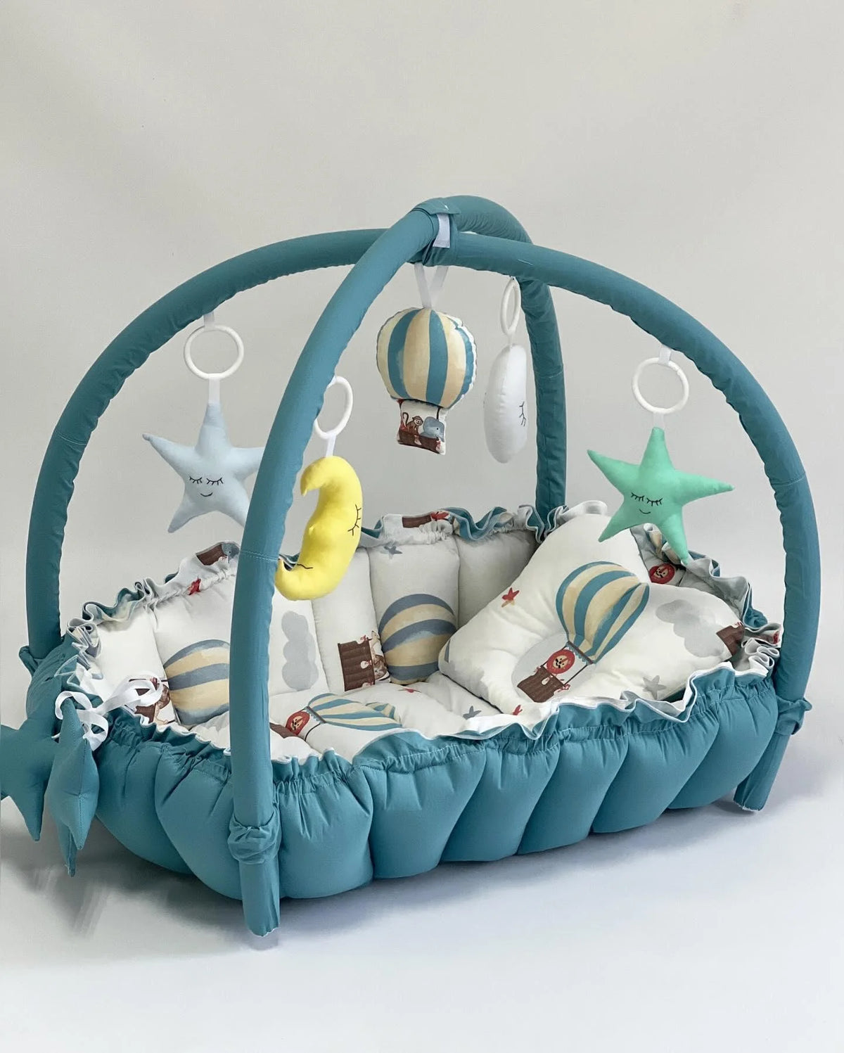 Riduttore nido neonato 3 in 1 in cotone verde acqua con doppia barra palestrina e 5 giochi sonori removibili, materassino estraibile fatto a mano