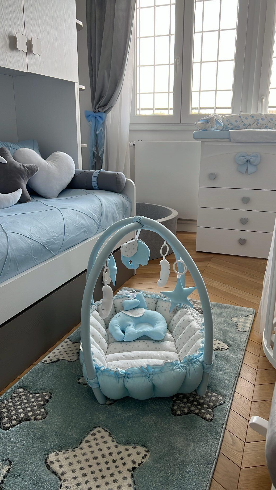 Riduttore nido neonato 3 in 1 in cotone azzurro con doppia barra palestrina e 5 giochi sonori removibili, materassino estraibile fatto a mano in cameretta