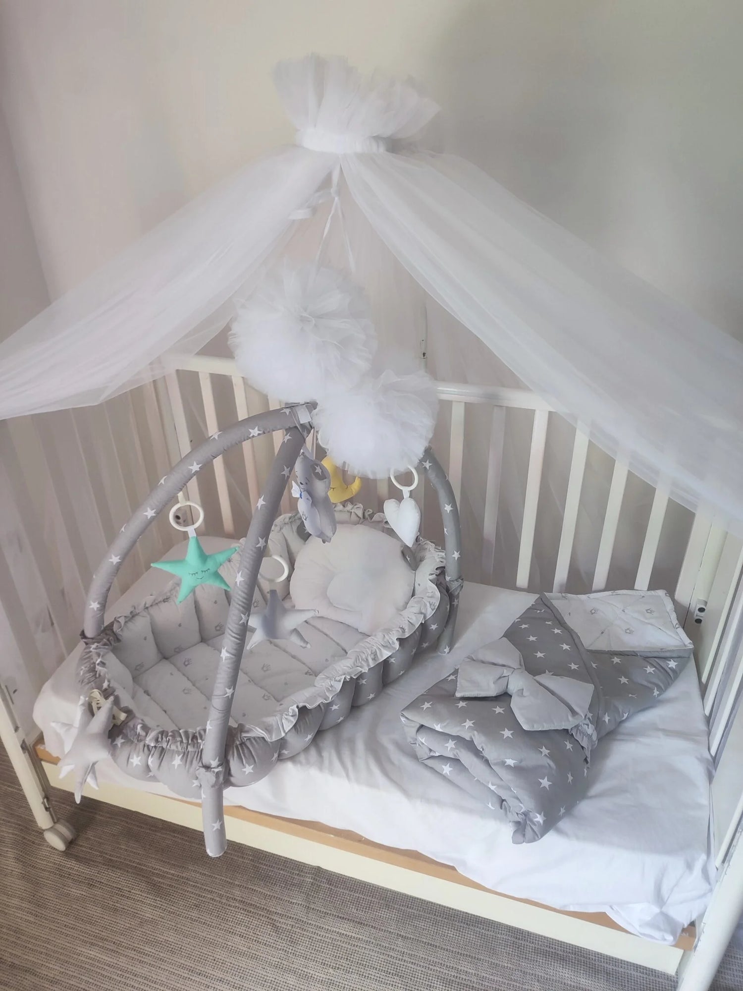 Riduttore nido neonato 3 in 1 grigio stelle bianche con palestrina, giochi sonori e baldacchino tulle in lettino