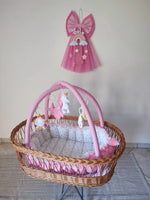 Riduttore nido neonato 3 in 1 rosa, palestrina giochi sonori unicorno stelle in cesta vimini fatto a mano