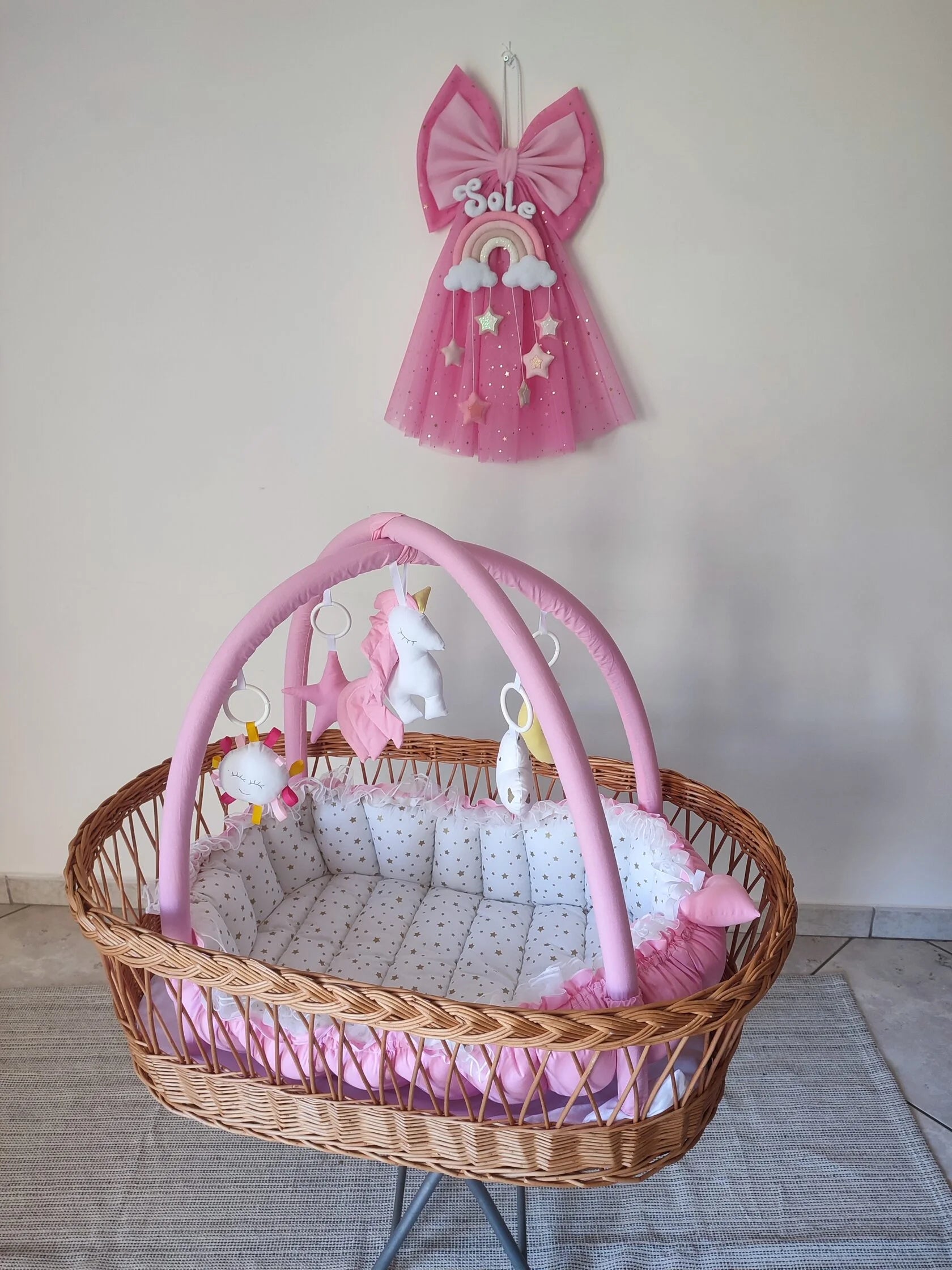 Riduttore nido neonato 3 in 1 rosa, palestrina giochi sonori unicorno stelle in cesta vimini fatto a mano