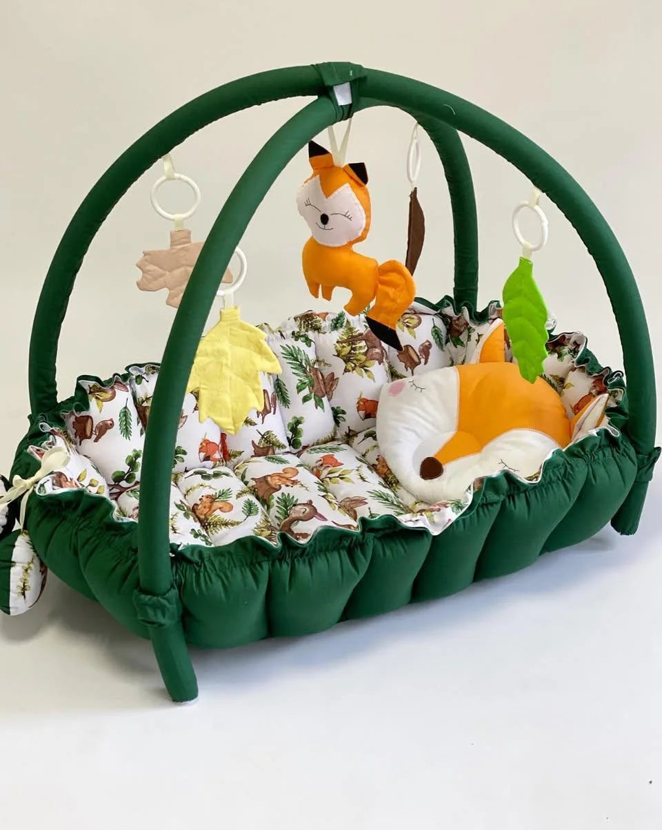 Riduttore nido neonato 3 in 1 in cotone verde con doppia barra palestrina e 5 giochi sonori removibili fantasia volpe e bosco, materassino estraibile fatto a mano