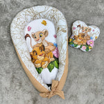 Riduttore nido neonato beige Disney Re Leone con Simba e Nala, cuscino abbinato e bordi oro per culla o Next to Me