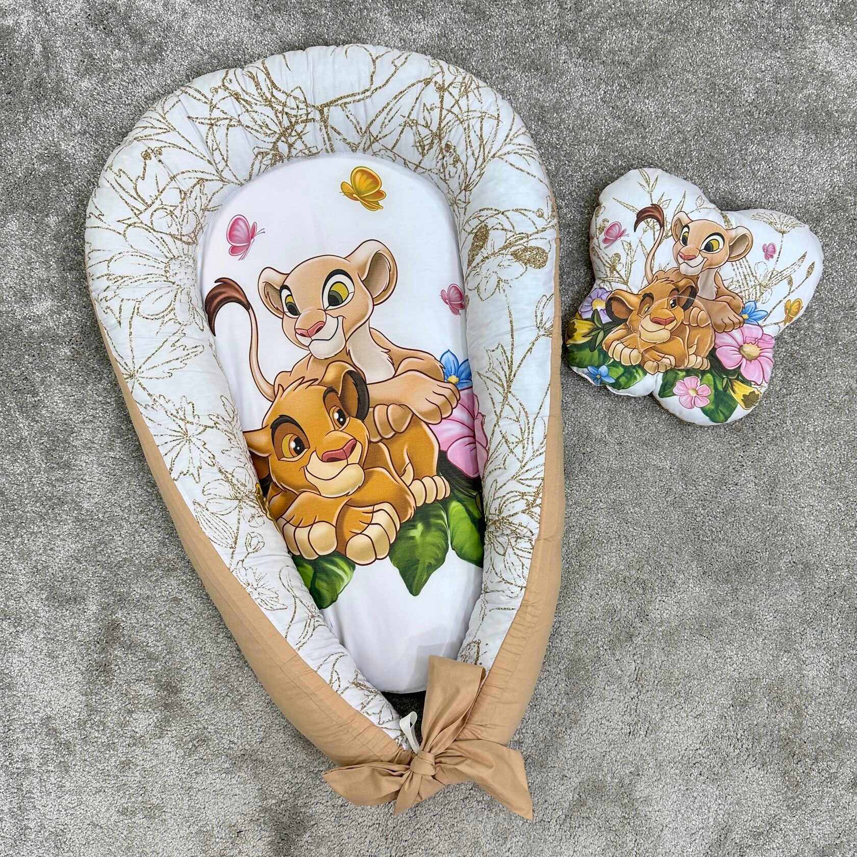 Riduttore nido neonato beige Disney Re Leone con Simba e Nala, cuscino abbinato e bordi oro per culla o Next to Me