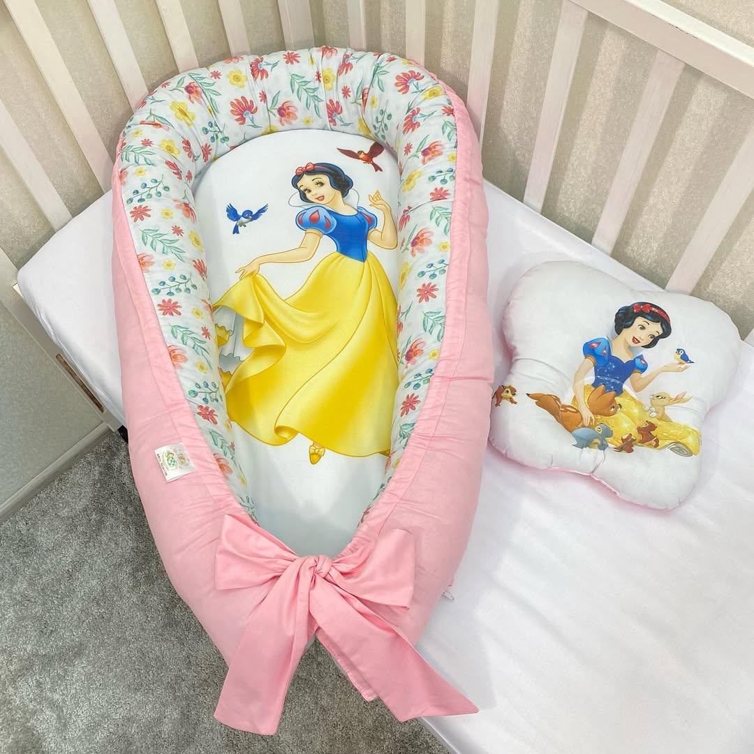 Riduttore nido neonato rosa Biancaneve con cuscino anti plagiocefalia coordinato, set baby nest per culla lettino.