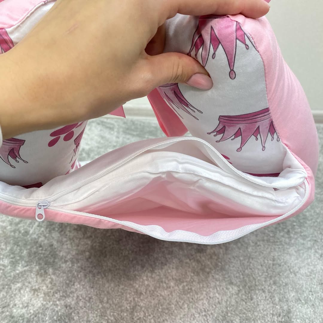 Cerniera aperta del riduttore nido neonato rosa che mostra il materassino estraibile, baby nest sfoderabile e facile da lavare