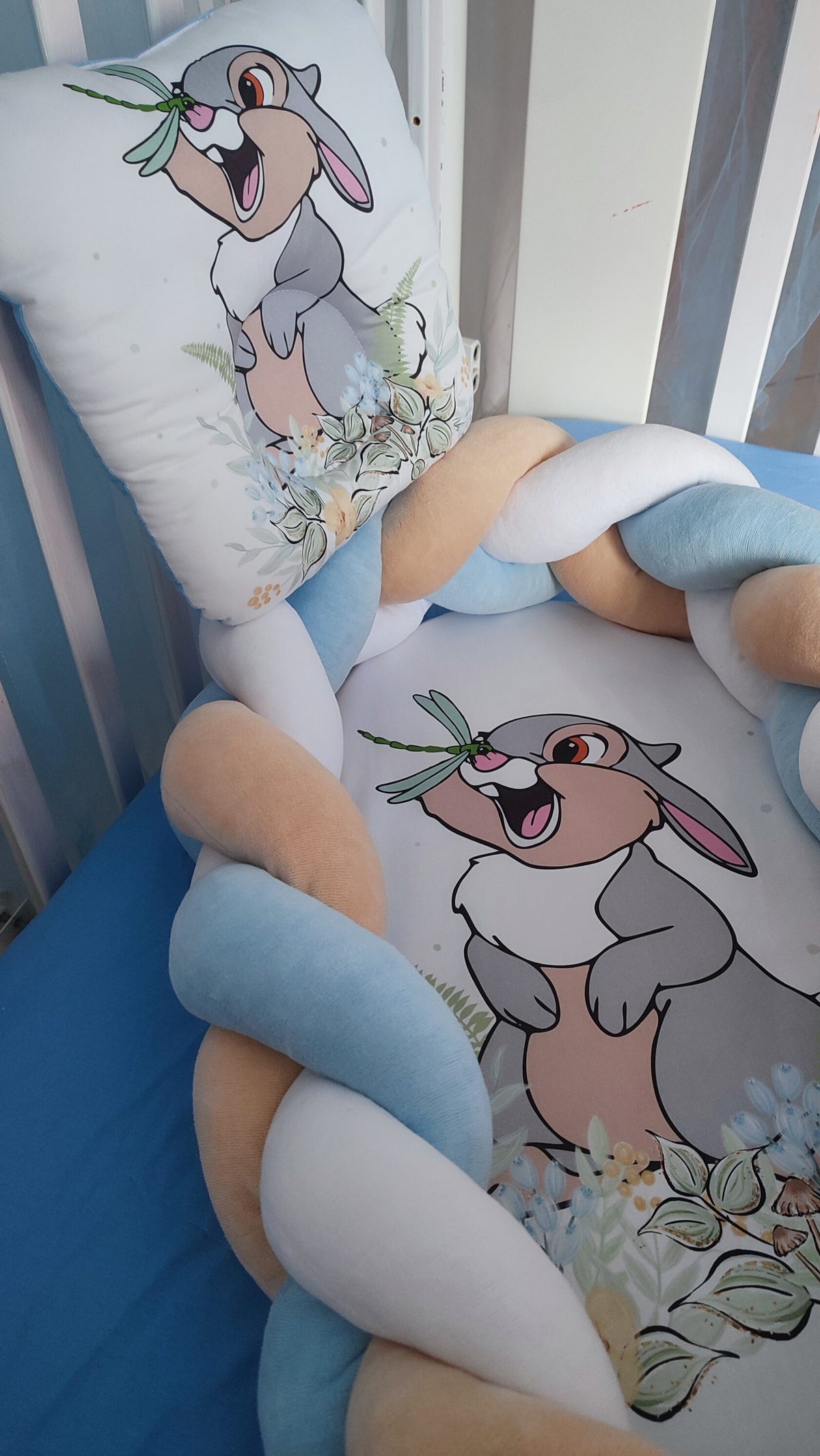 Riduttore nido neonato intrecciato con treccia paracolpi removibile fantasia coniglietto azzurro beige e cuscino
