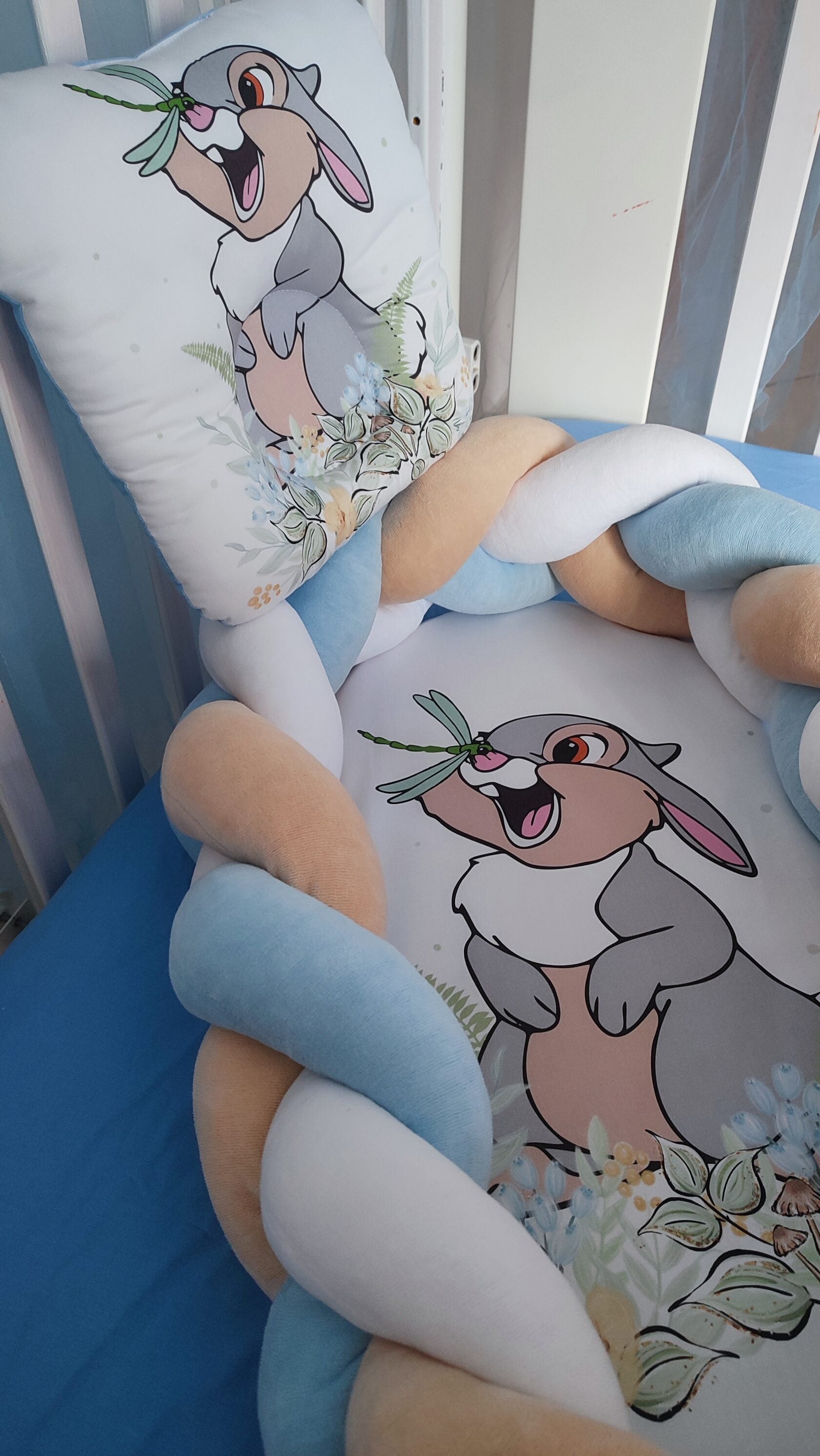 Riduttore nido neonato intrecciato con treccia paracolpi removibile fantasia coniglietto azzurro beige e cuscino