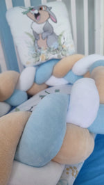 Dettaglio treccia paracolpi removibile riduttore nido neonato fantasia coniglietto azzurro beige e bianco