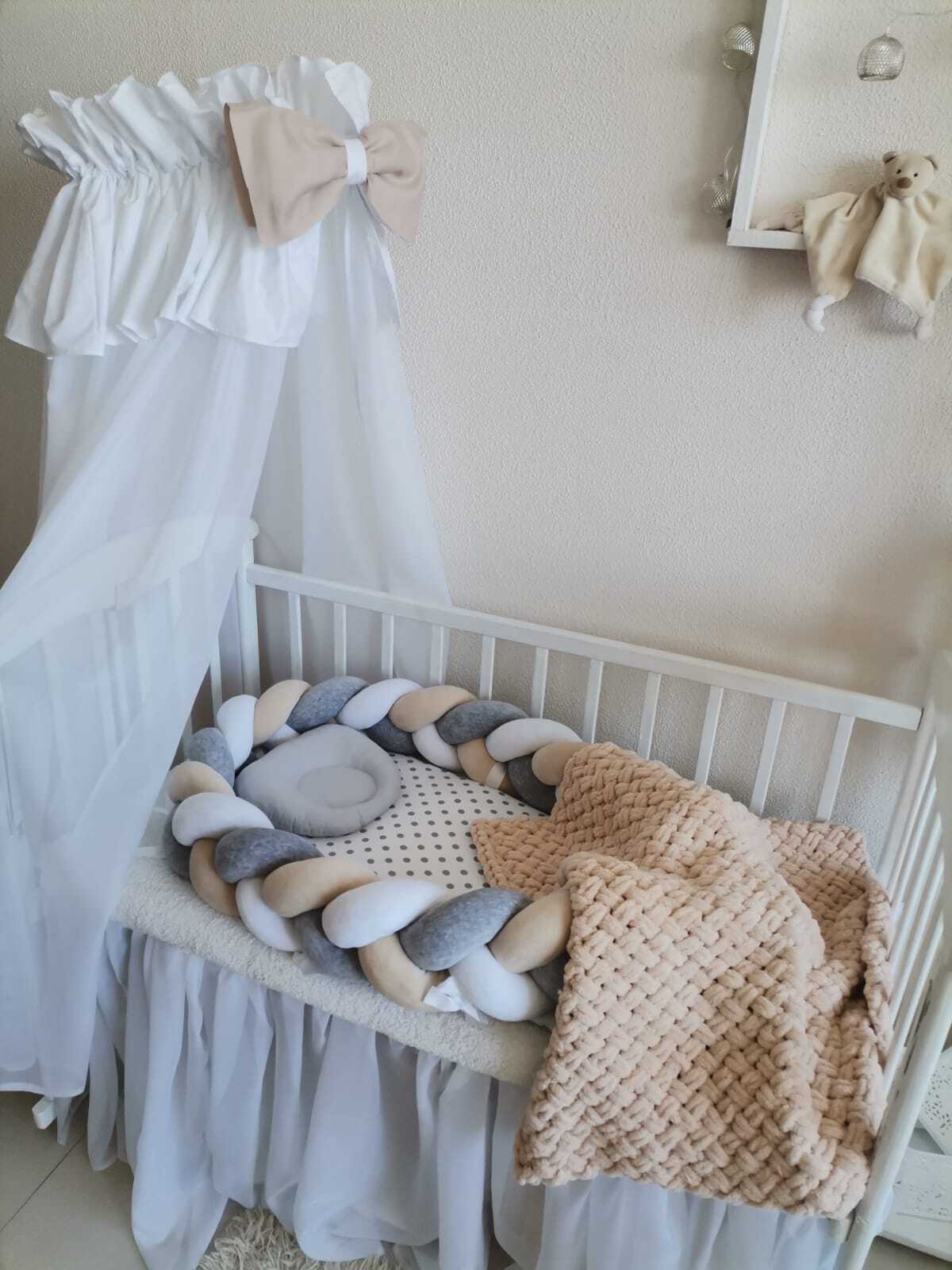 Riduttore nido neonato intrecciato con treccia paracolpi removibile per lettino nei toni beige, grigio e bianco