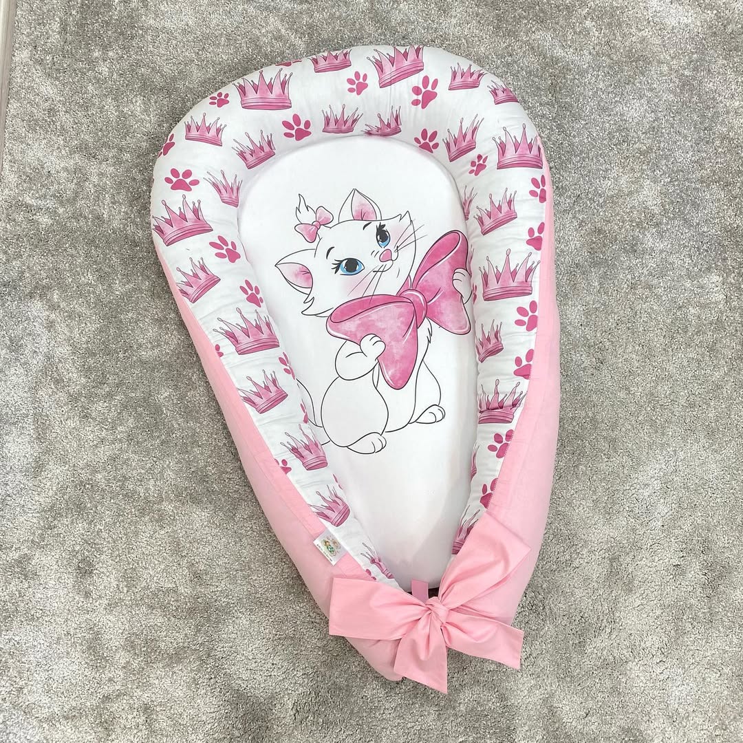 Riduttore nido neonato rosa personalizzato con disegno di Minou degli Aristogatti e corone, ideale per il cosleeping sicuro nel lettone.