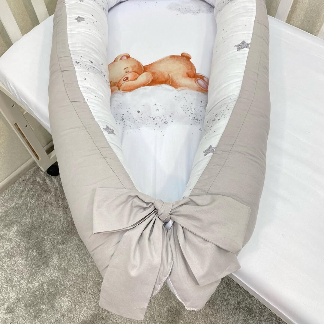 Baby nest neonato beige e bianco con fiocco, stampa orsetto addormentato su nuvola con stelline argento