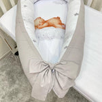 Baby nest neonato beige e bianco con fiocco, stampa orsetto addormentato su nuvola con stelline argento