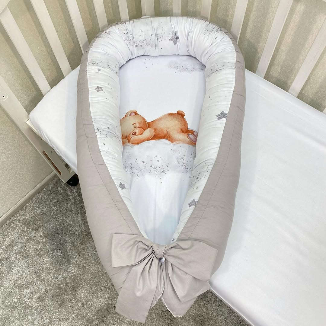 Baby nest neonato grigio e bianco con fiocco, stampa orsetto addormentato su nuvola con stelline argento