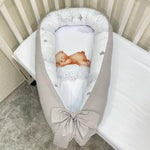 Baby nest neonato grigio e bianco con fiocco, stampa orsetto addormentato su nuvola con stelline argento