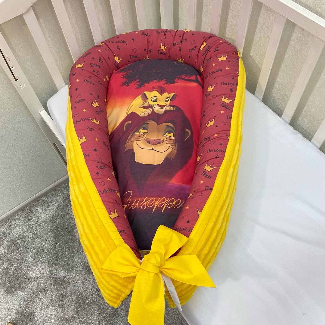 Riduttore nido neonato personalizzato con nome ricamato, stampa leone e cucciolo, bordo giallo e rosso