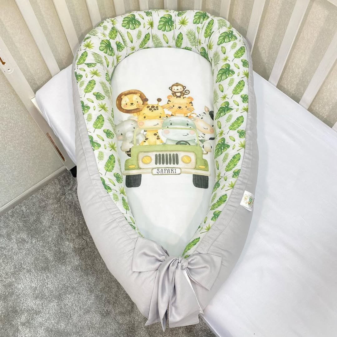 Riduttore nido neonato verde e grigio con stampa animali safari su jeep e foglie tropicali, baby nest per culla