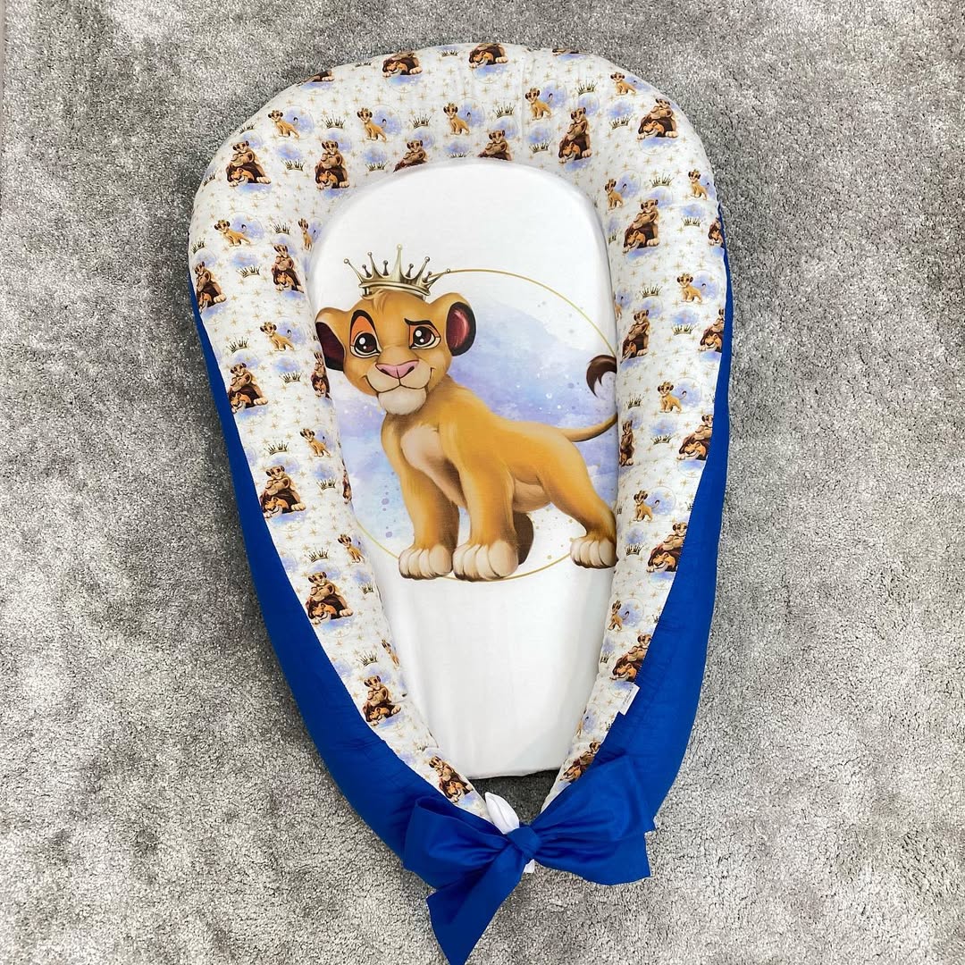 Riduttore nido neonato Re Leone Simba blu elettrico, baby nest con corone e fiocco per lettino bimbo.