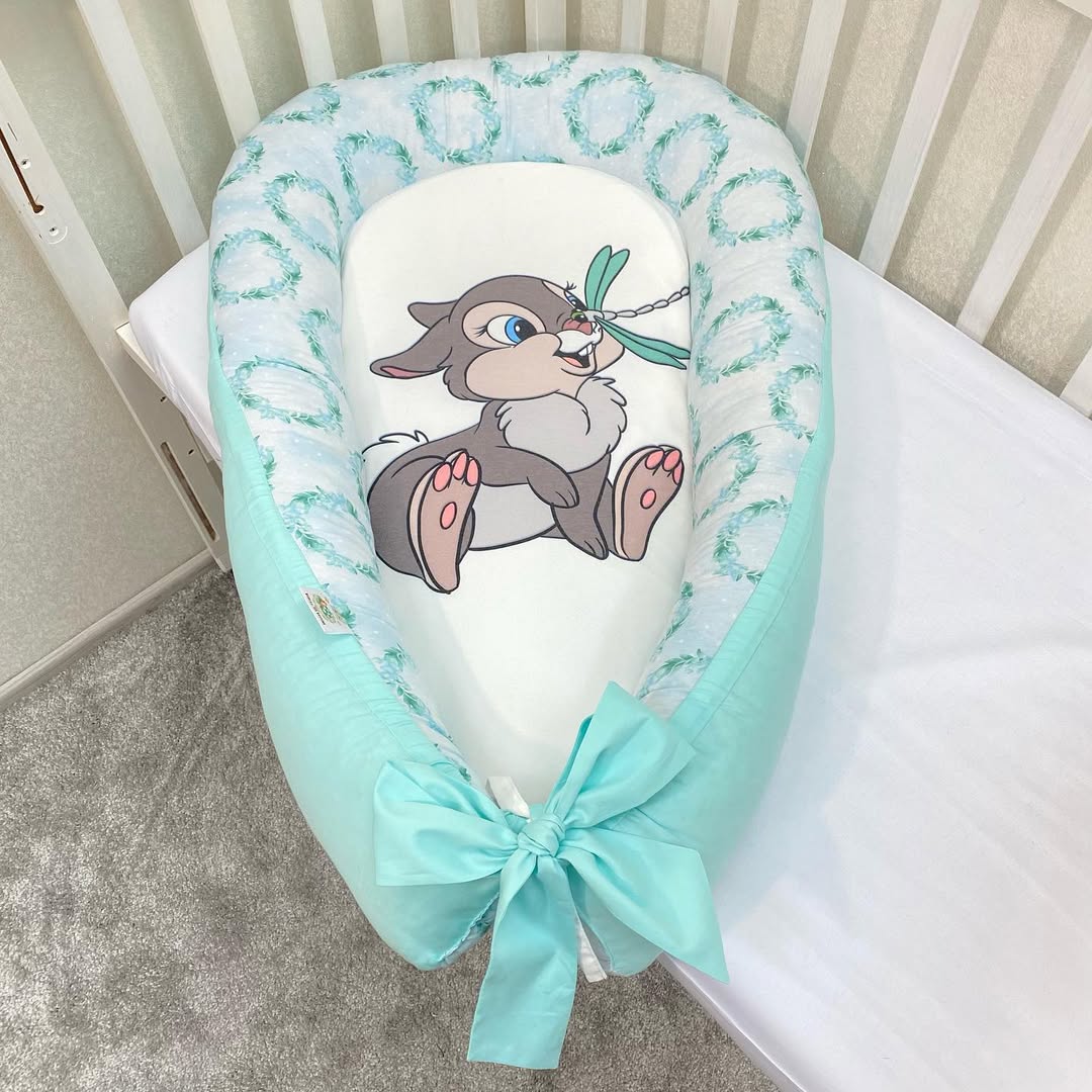 Riduttore nido neonato Tamburino Disney verde acqua e bianco, baby nest per lettino neonati.