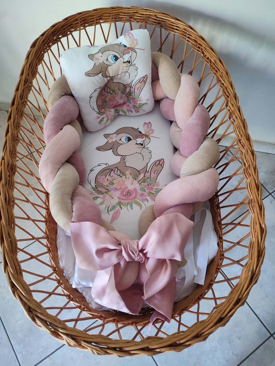 Riduttore nido neonato con treccia paracolpi removibile in cesta vimini fantasia coniglietto rosa e beige