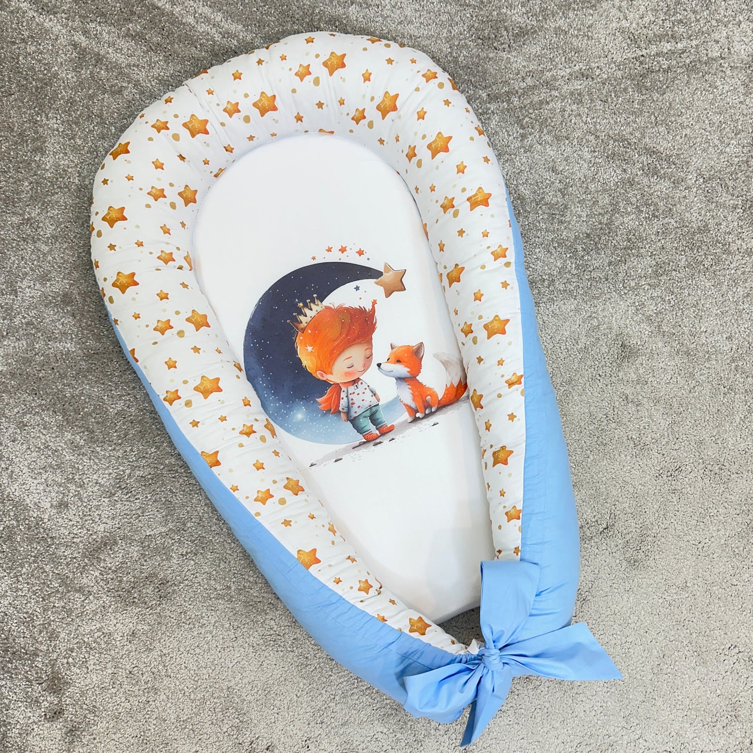 Riduttore nido neonato Piccolo Principe azzurro e bianco, baby nest con stelline oro e volpe.