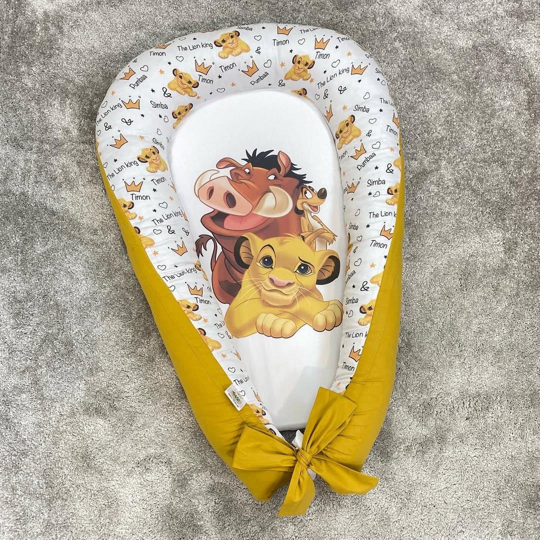 Riduttore nido neonato Re Leone giallo senape, baby nest con Simba Pumbaa Timon per lettino bimbo.