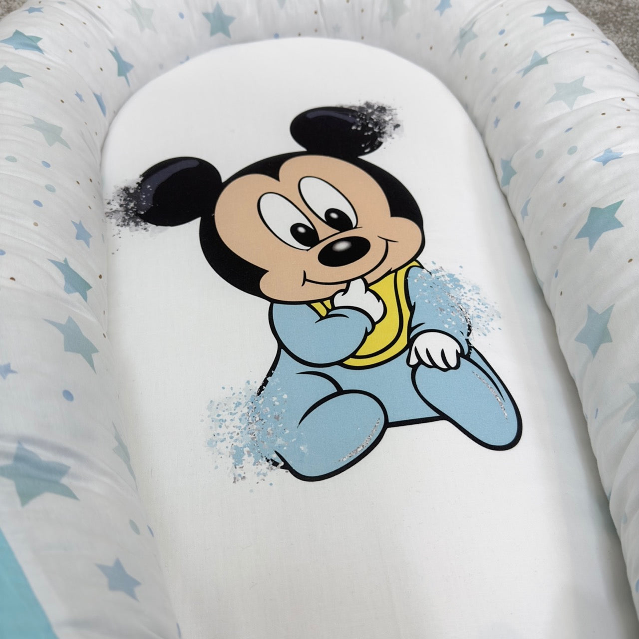 Riduttore nido Next to Me neonato azzurro con stelline e Baby Topolino, bordi imbottiti morbidi personalizzabile
