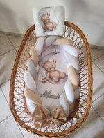 Riduttore nido neonato intrecciato con treccia paracolpi removibile in cesta vimini fantasia orsetto sulla luna beige e bianco fatto a mano
