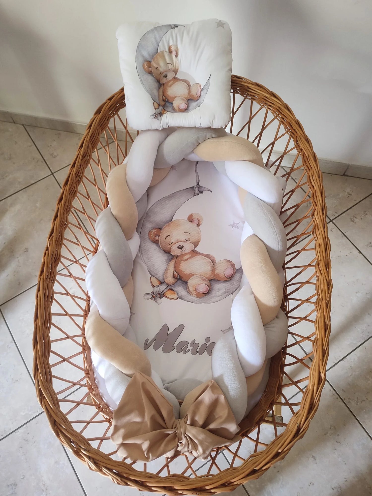 Riduttore nido neonato intrecciato con treccia paracolpi removibile in cesta vimini fantasia orsetto sulla luna beige e bianco fatto a mano