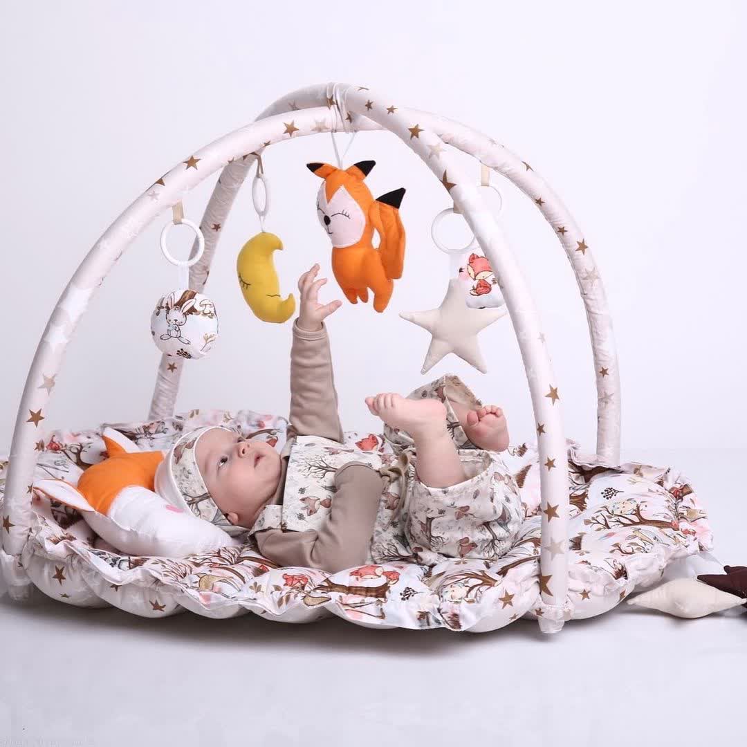 Riduttore nido neonato 3 in 1 in cotone con bambino neutro beige con doppia barra palestrina e 5 giochi sonori removibili, materassino estraibile fatto a mano