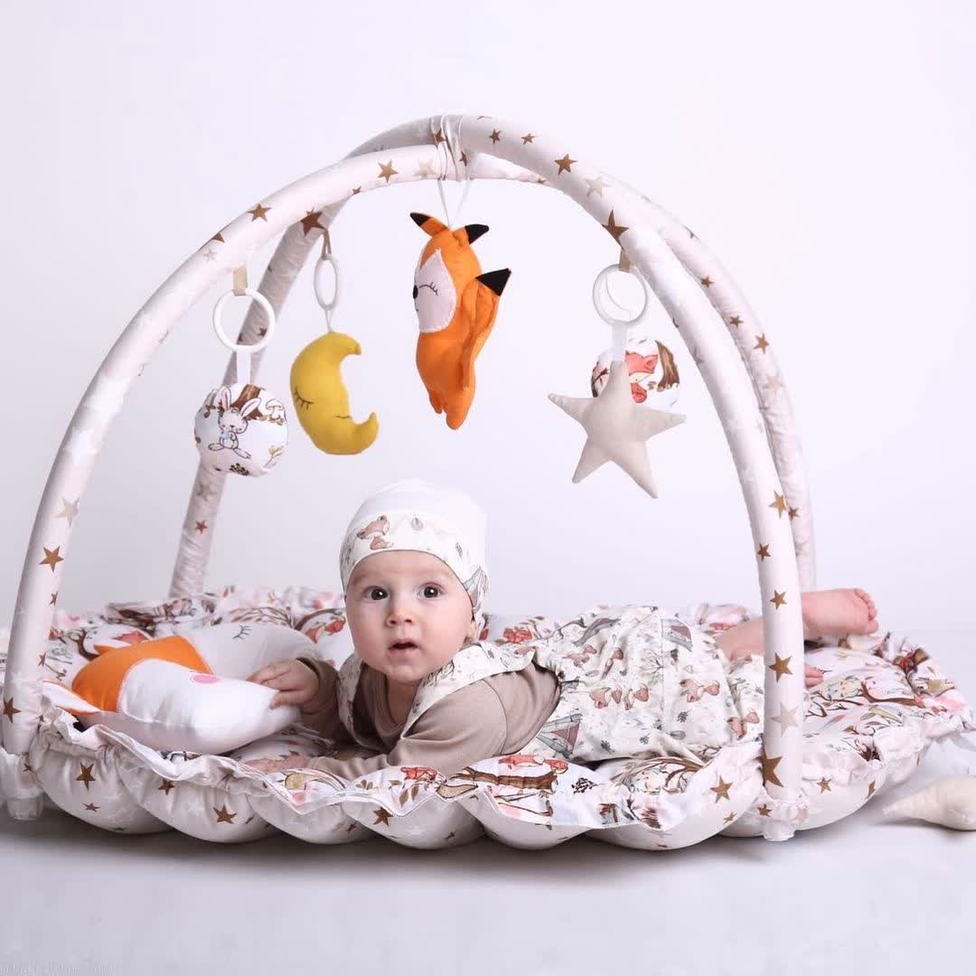 Riduttore nido neonato 3 in 1 in cotone con bambino neutro beige con doppia barra palestrina e 5 giochi sonori removibili, materassino estraibile fatto a mano