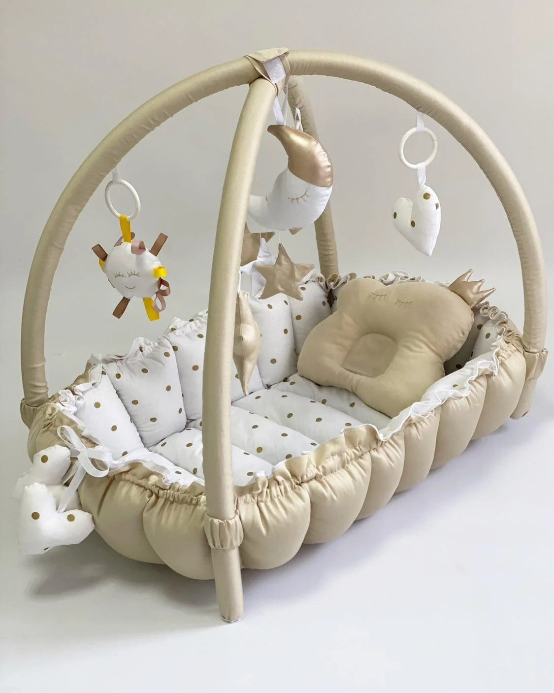 Riduttore nido neonato 3 in 1 in cotone con bambino neutro beige con doppia barra palestrina e 5 giochi sonori removibili, materassino estraibile fatto a mano