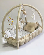 Riduttore nido neonato 3 in 1 in cotone con bambino neutro beige con doppia barra palestrina e 5 giochi sonori removibili, materassino estraibile fatto a mano