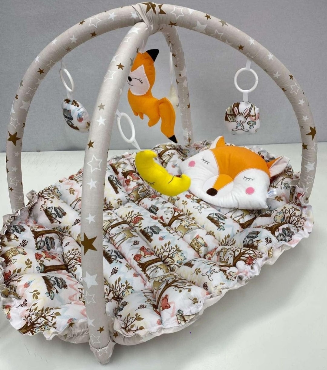 Riduttore nido neonato 3 in 1 in cotone con bambino neutro beige con doppia barra palestrina e 5 giochi sonori removibili, materassino estraibile fatto a mano