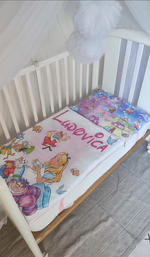 Sacco a pelo per bambini personalizzato con nome Ludovica, tema Alice nel Paese delle Meraviglie, in stampa digitale su lettino