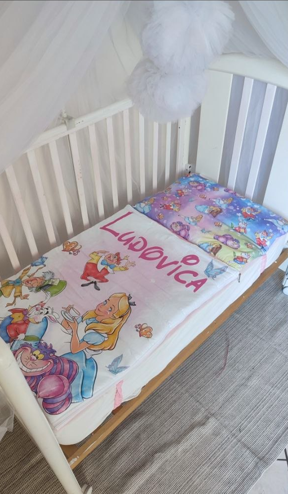 Sacco a pelo per bambini personalizzato con nome Ludovica, tema Alice nel Paese delle Meraviglie, in stampa digitale su lettino