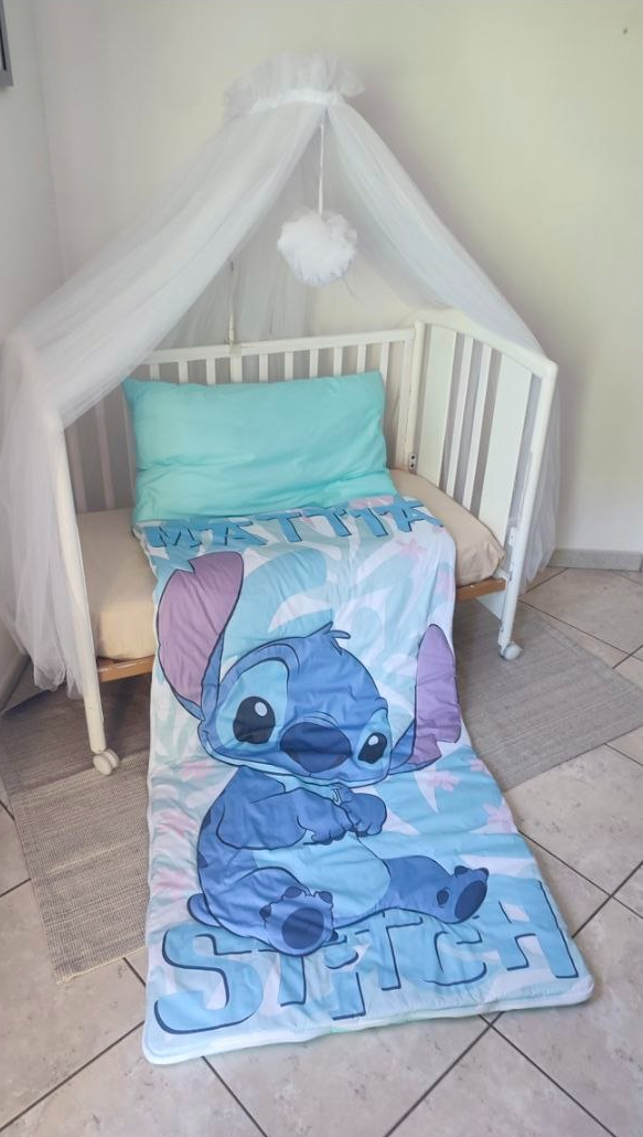 Sacco a pelo per bambini personalizzato con nome, disteso per intero, tema alieno blu con foglie tropicali, cuscino verde acqua e stampa digitale